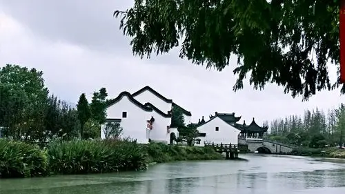 写美篇滕头村嵌在奉化溪口之间的滕头生态旅游区,紧倚江畔,滕头戳临