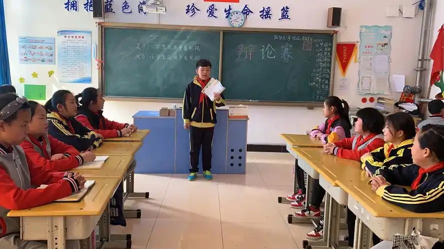 华小六年级二班开展"小学生应该多看电视还是少看电视"辩论赛