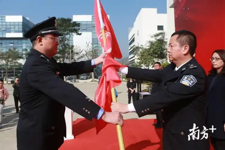 深圳市公安局常务副局长周兆翔向深汕公安分局局长赵世宽授旗