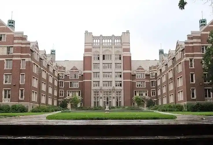 卫斯理女子学院是"世界上第一所获准向女性授予学位的学校",在其历史