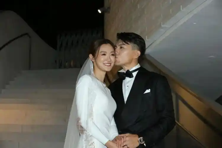 恭喜袁伟豪张宝儿低调秘婚亿万女婿顺利进驻7千万豪宅