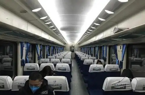 火车硬座怎么睡觉比较舒服?|餐车|绿皮火车_网易订阅