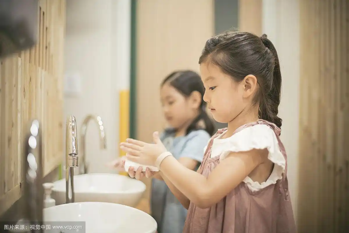 学龄前儿童用肥皂洗手照片
