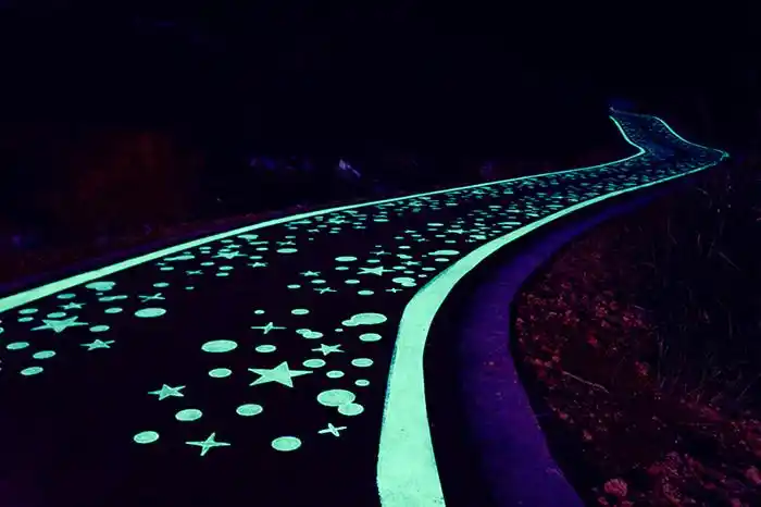 公司开发的彩色夜光步道扮靓万盛黑山谷景区