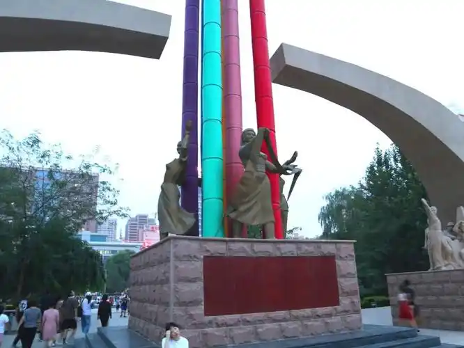 新疆库尔勒人民广场,欢乐的麦西莱普,你可以现场学的