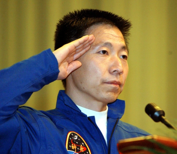 杨利伟在太空听到敲门声17年后终查明真相多亏他那时机智