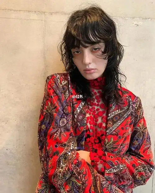 一款中发卷发打造复古摇滚风女孩#今日发型  #复古卷发  #复古穿搭