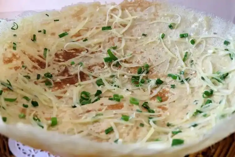 糊拉汰,天台最正宗的小吃之一,以麦粉为原料,调成稀薄而不失粘性的