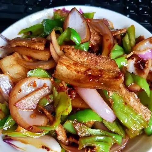 青椒洋葱回锅肉,做法简单,特别下饭,是地道的川味当家菜