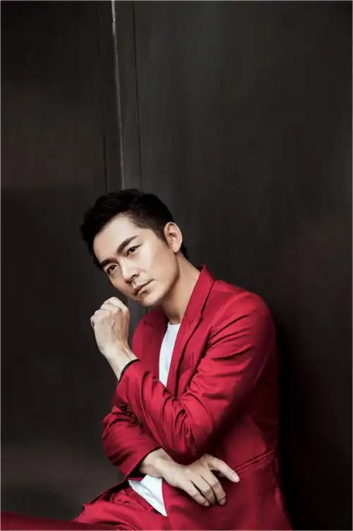以往,朱泳腾多以沉稳风格示人,但在这组写真中,他出人意料地着一身正