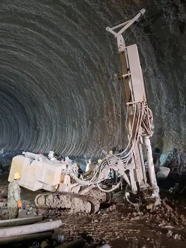 320工地风采隧道锁脚锚杆