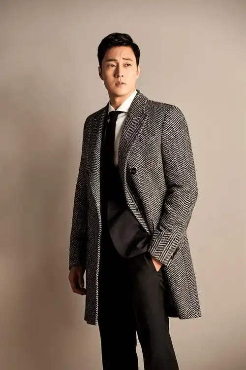 41岁苏志燮拍时尚大片,留胡须出镜硬朗男人味