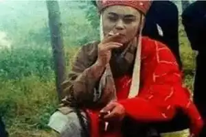 演员不拍戏时都在干嘛?唐长老抽烟