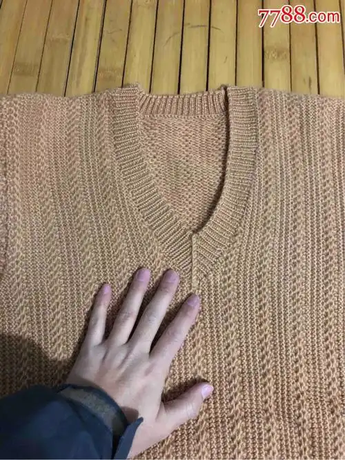 80年代手工男式鸡心领毛衣