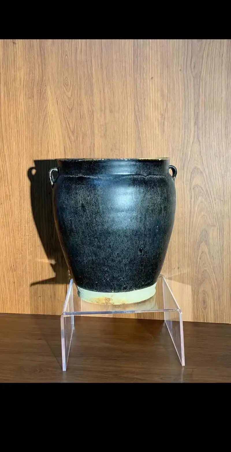 寿州窑.唐代寿州窑黑釉直口罐,釉色乌漆麻黑,釉面呈金属拉丝纹 - 抖音