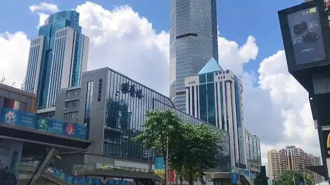 深圳华强北赛格广场商家们正在忙着搬物品