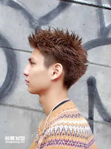 不一样的日式男生发型 露额头掀刘海酷帅男生短发(3)