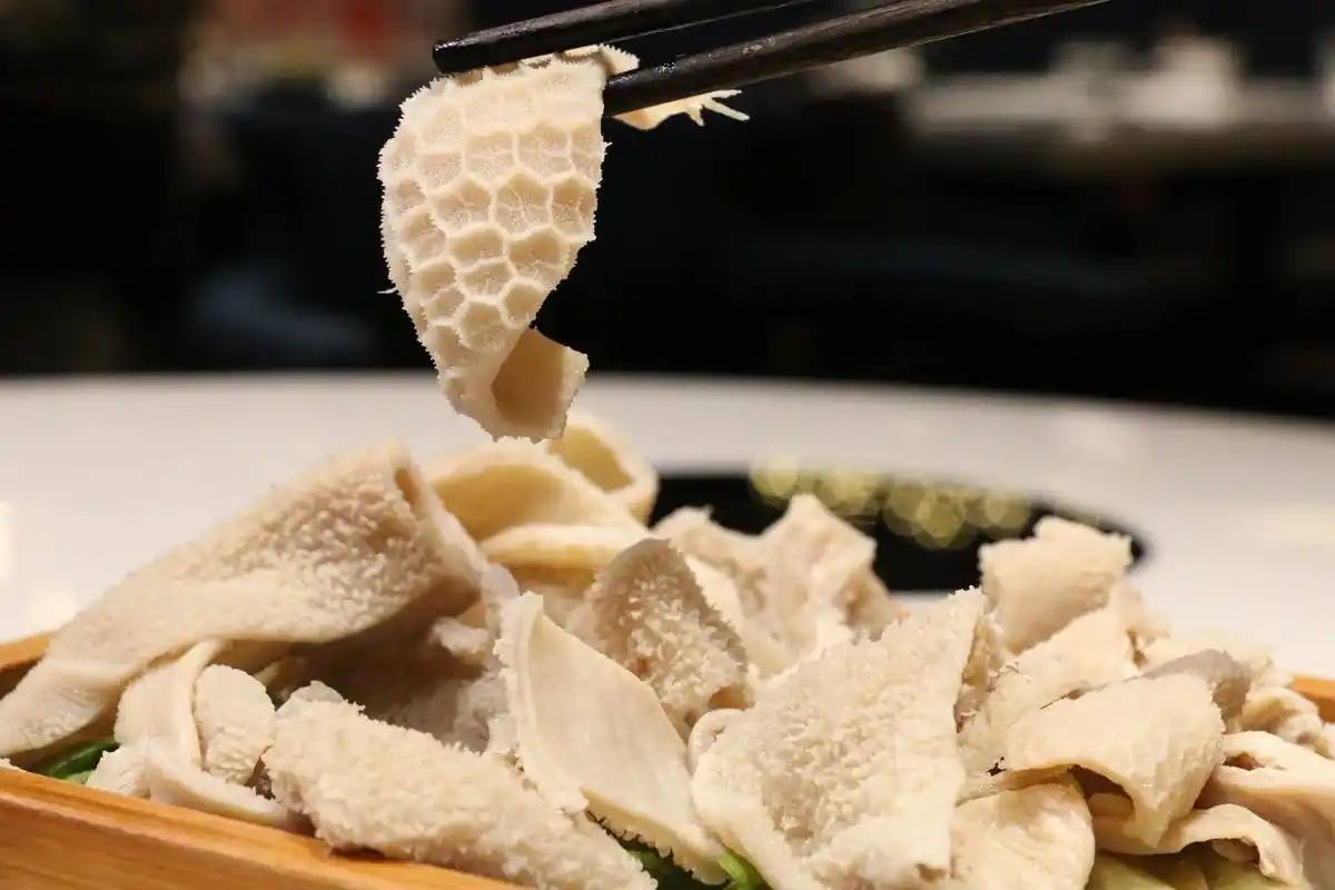 羊肚比牛肚薄,吃起来的口感比较脆.