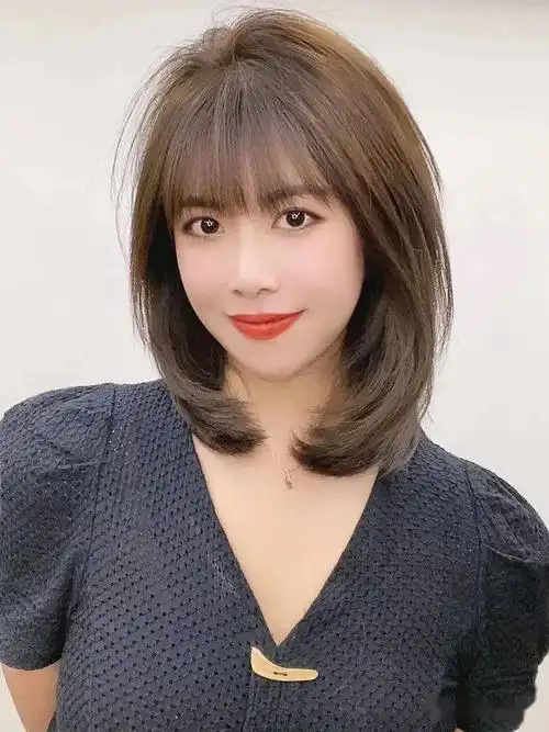 2021春天最火"搭肩烫"_发型