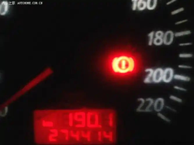 求助万能的舰友们仪表盘上公里表边上的红色叹号灯是什么意思