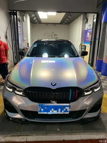 宝马3系贴了个七彩镭射银改色膜