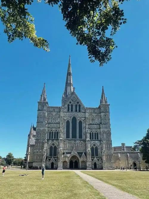 英国|索尔兹伯里大教堂 阳光角度正好