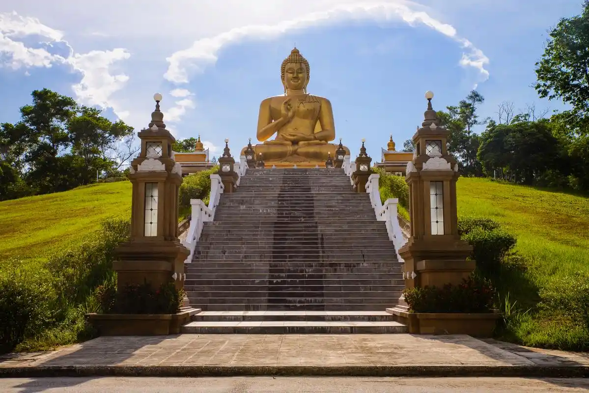 勐泐大佛寺,位于云南省西双版纳傣族自治州州府景洪市城郊,按照国家