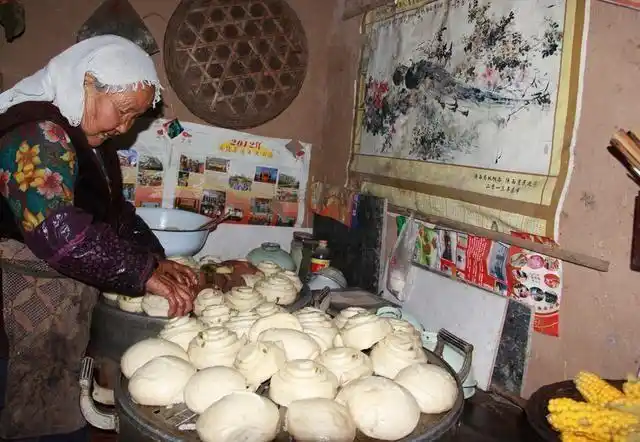 陕西97岁抗日英雄生活平淡,住茅草屋,曾担任营长,坚决不打内战