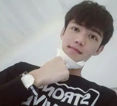 韩范中分帅哥自拍