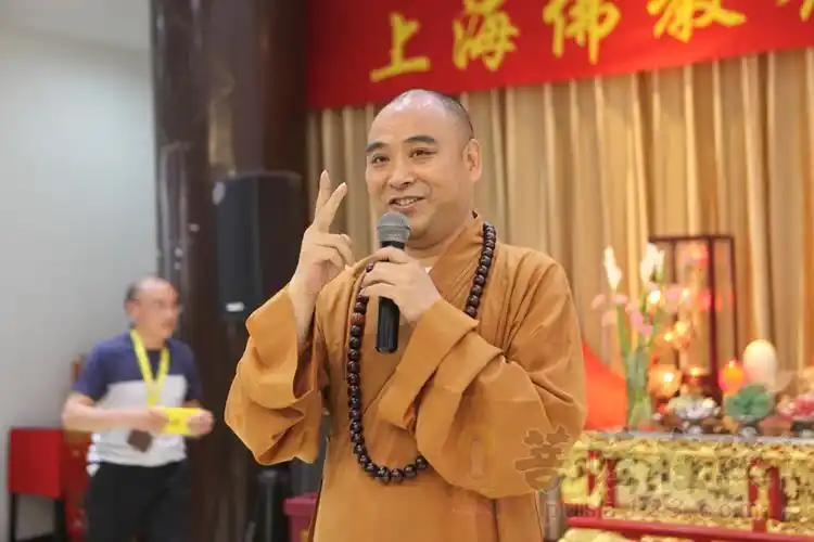 慧明大和尚全程听取了12位法师的演讲,重要开示(图片来源:菩萨在线