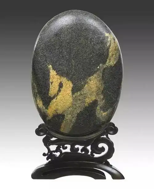 长江奇石低调含蓄,最吸引人的就是石体表面美丽而饱含艺术品味的画面