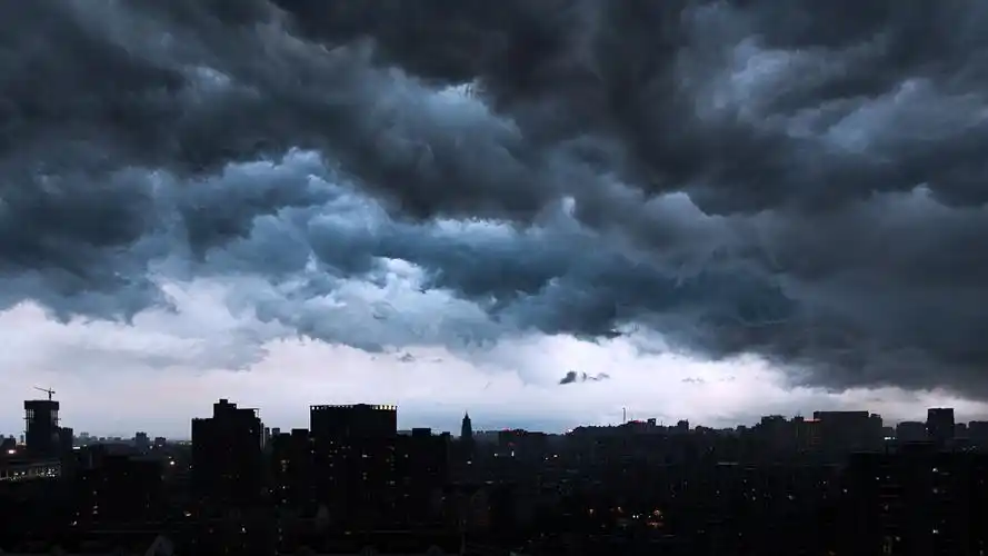 傍晚暴风雨来临了,在家里阳台看着空中积压与多变的黑色云层赶紧拍了