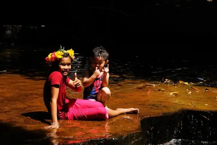看见一对柬埔寨小姐弟俩在戏水,我向他们竖了一个大姆指,他们也岩我