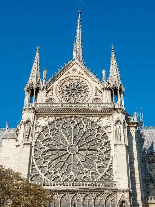 它是巴黎的标志性建筑之一,也是法国最受欢迎的旅游景点之一.