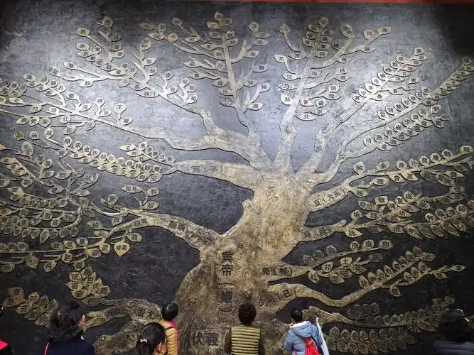 殿中壁画上的大树开枝散叶,叶片上的百家姓氏均可寻根究源.