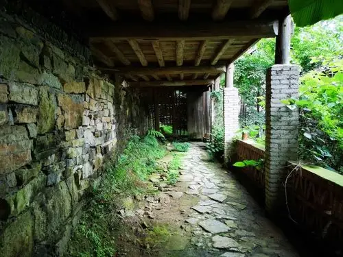 原创贵州深山有个村庄,因建水库而荒废,来了三个僧人变为世外桃源