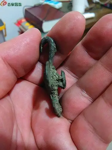 造型少见的春秋时期的带满工青铜带钩