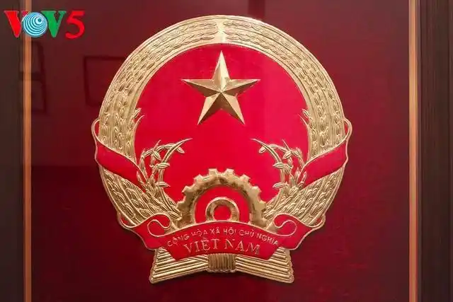 越南首都河内市举行了国徽展览:建国有75年,金星国徽略有变化