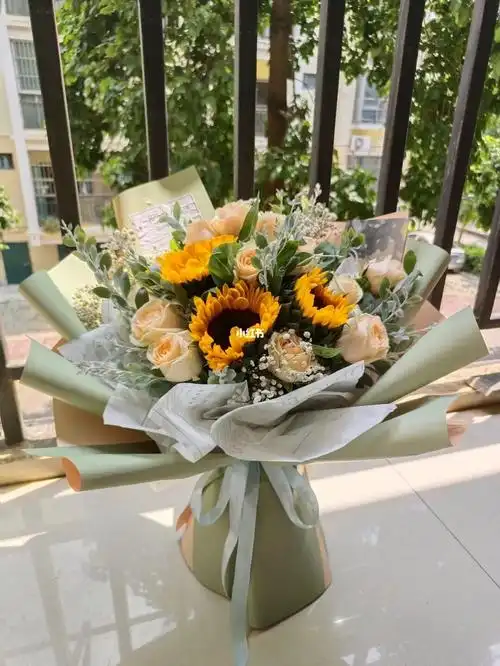 向日葵香槟玫瑰花束