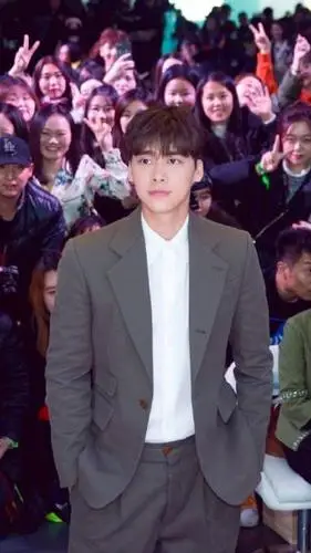 知名娱乐博主李易峰超话粉丝大咖   关注 g 私信 = 超过 8000 万人