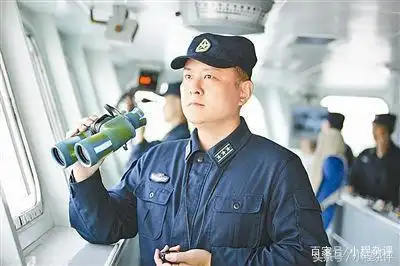 二类舰有驱逐舰,护卫舰,潜艇,大型登陆舰,舰长级别从副团到正团.