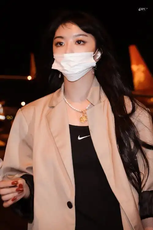 孔雪儿丝巾抹胸