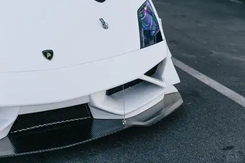 一辆改款的兰博基尼,白色的外观