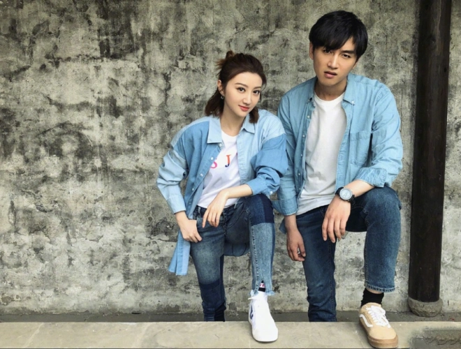 景甜与33岁陈晓罕见同框,年仅差1岁,穿牛仔情侣装cp感十足