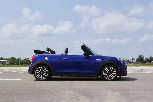 全新宝马mini敞篷车正式发布,软顶开启只需要18秒!