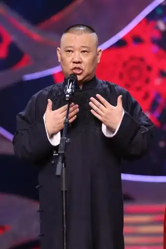 郭德纲携徒带子上湖北春晚 小儿子未起名