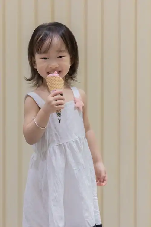 【夏日小萌神】爱吃冰淇淋的小女孩