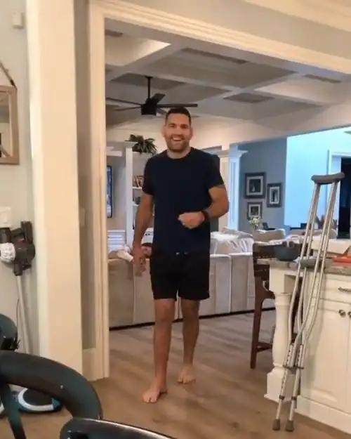 魏德曼在断腿五周后开始下地独立行走