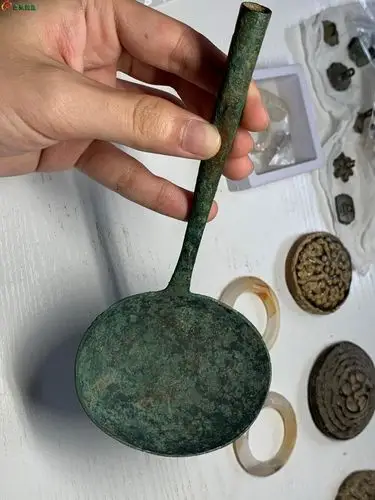 查看246 | 回复 8[辨伪] 战汉青铜勺,大家看看怎么样?