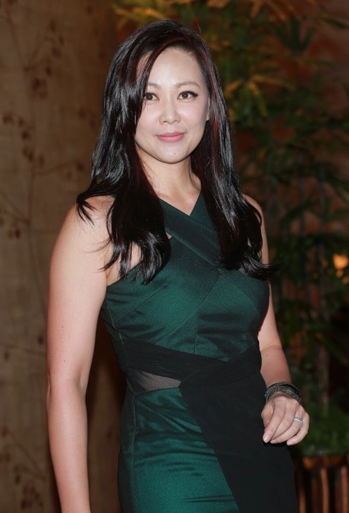 王馨平低调庆祝53岁生日,晒与富商丈夫温馨合照,结婚20年无子女